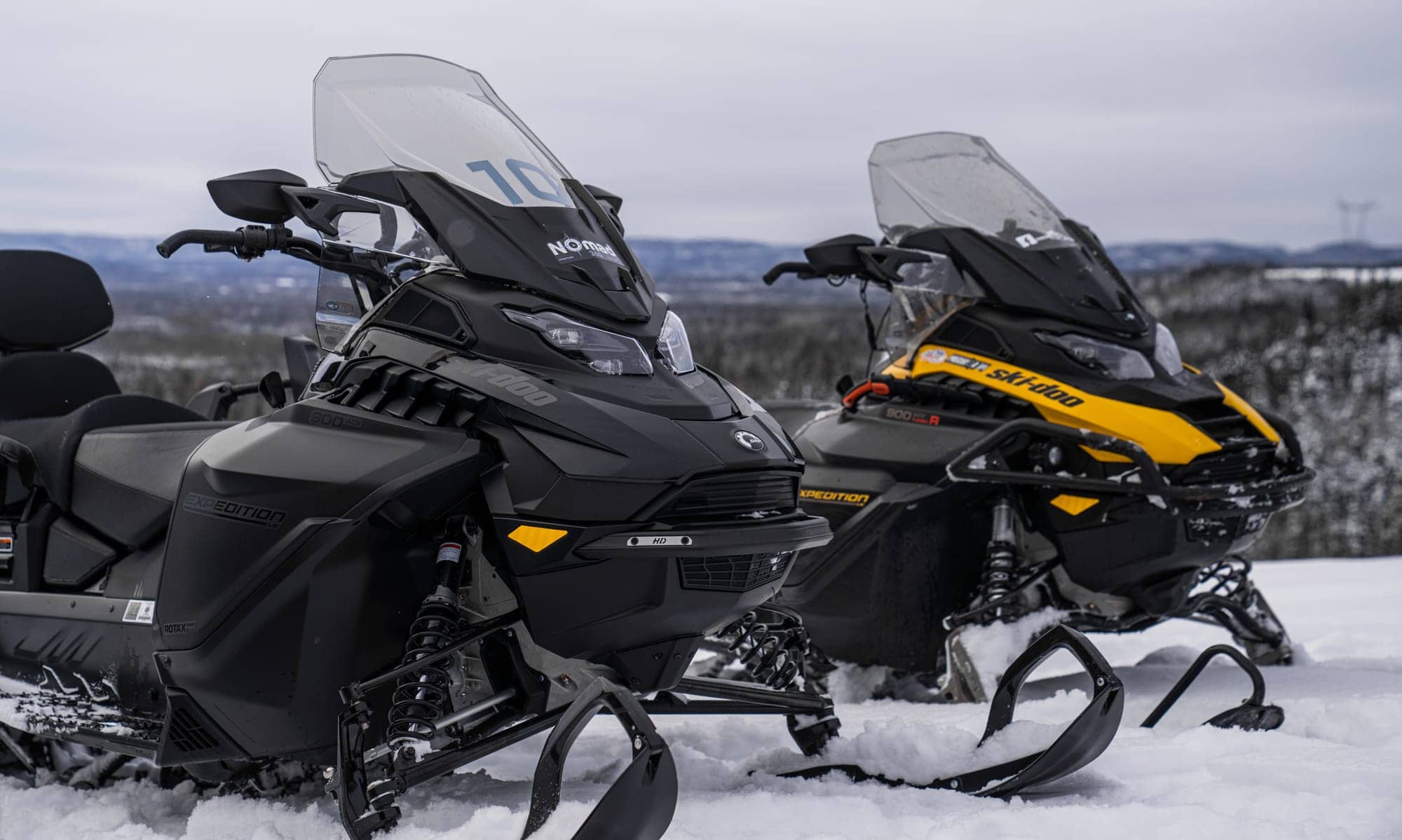 Motoneiges Ski-Doo Expedition de Nomad360 face au panorama